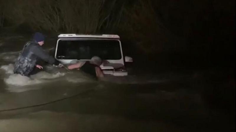 Gelandewagen застрял в реке близ Нур-Султана: водитель пытался покинуть карантинный город