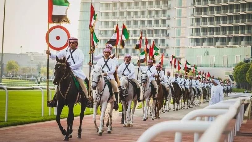 В Дубае борьба с COVID-19 завершилась конным парадом
