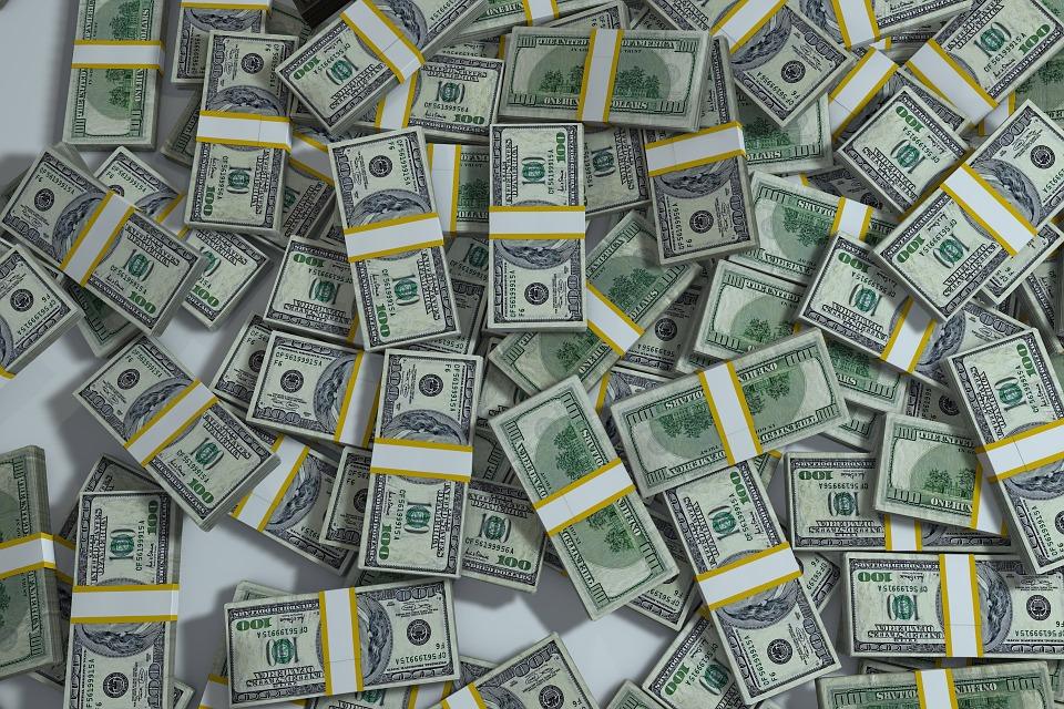За июнь казахстанцы скупили в обменниках на $1 млрд больше, чем сдали