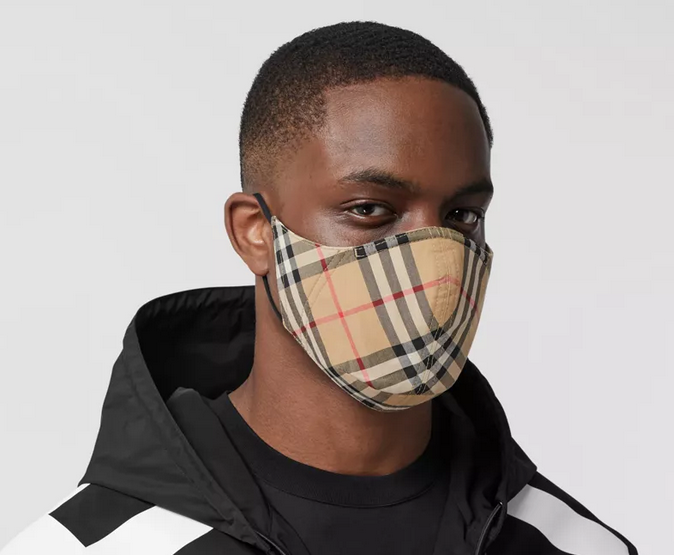 Burberry выпустила дизайнерские маски за 117 долларов