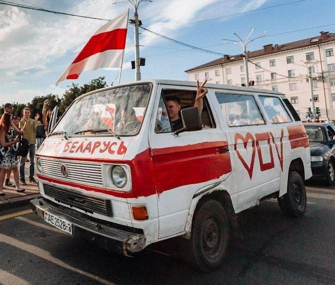 Символ протестов в Беларуси: почему используется бело-красно-белый флаг