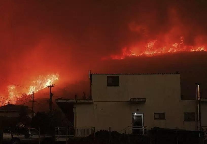 Число жертв второй волны лесных пожаров в Греции выросло до 26