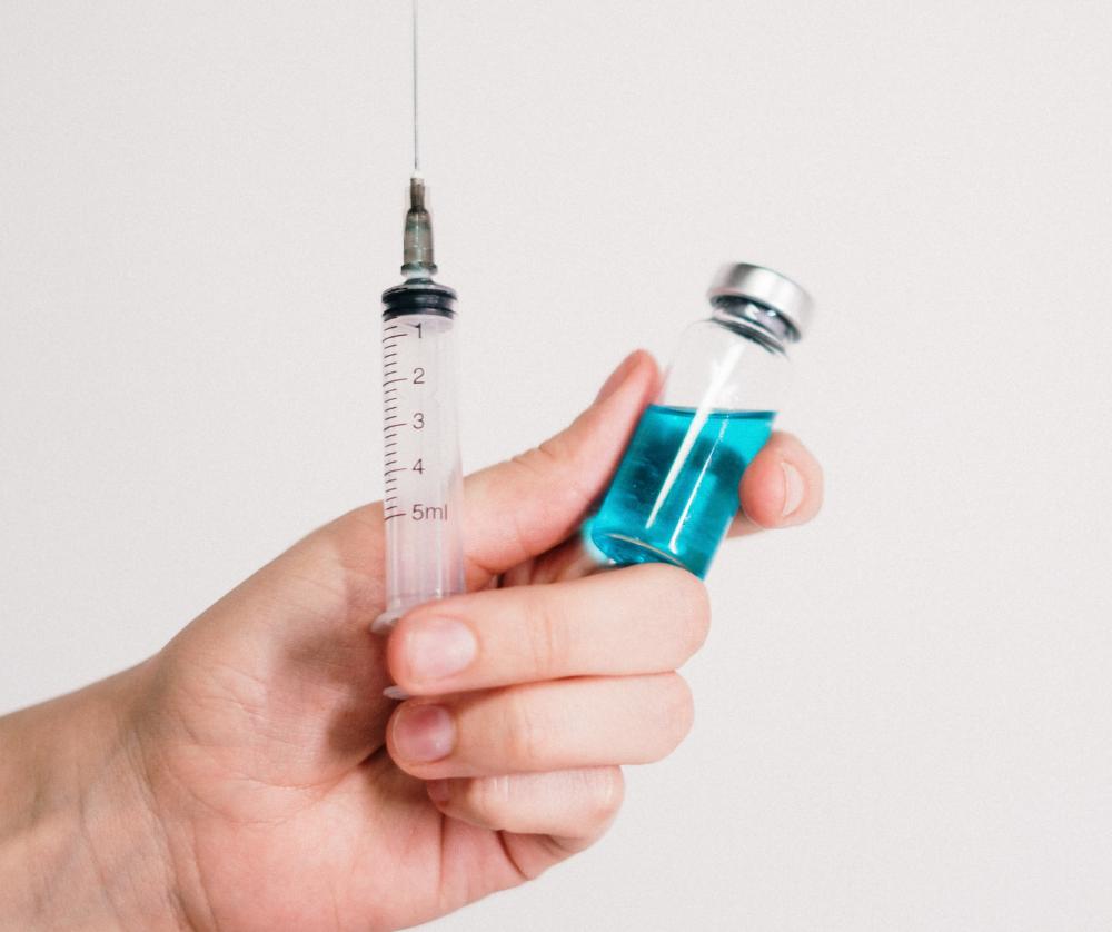 В США выявили первый случай аллергии на вакцину Pfizer