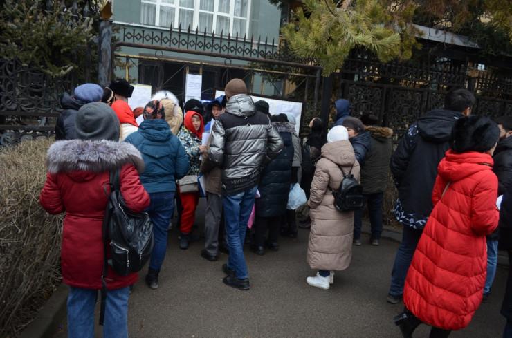 Алматинцы продолжают штурмовать здание финрегулятора