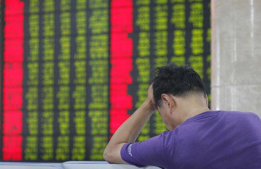 Китайские биржи открылись обвалом