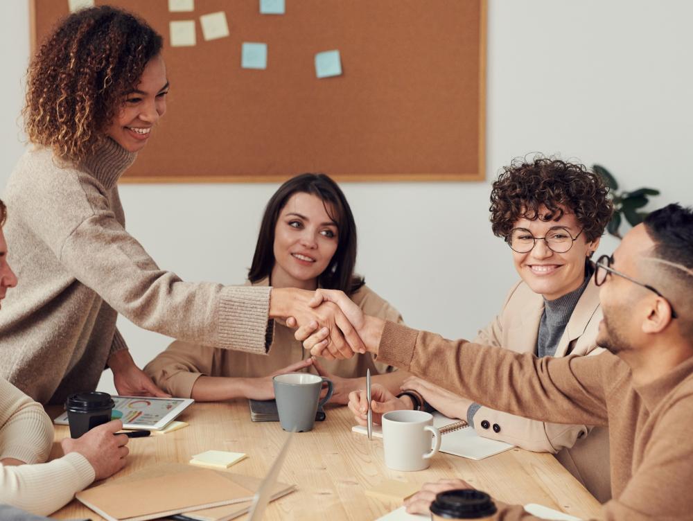 Казахстанцев разделят на цвета и будут пускать в заведения только по QR-коду