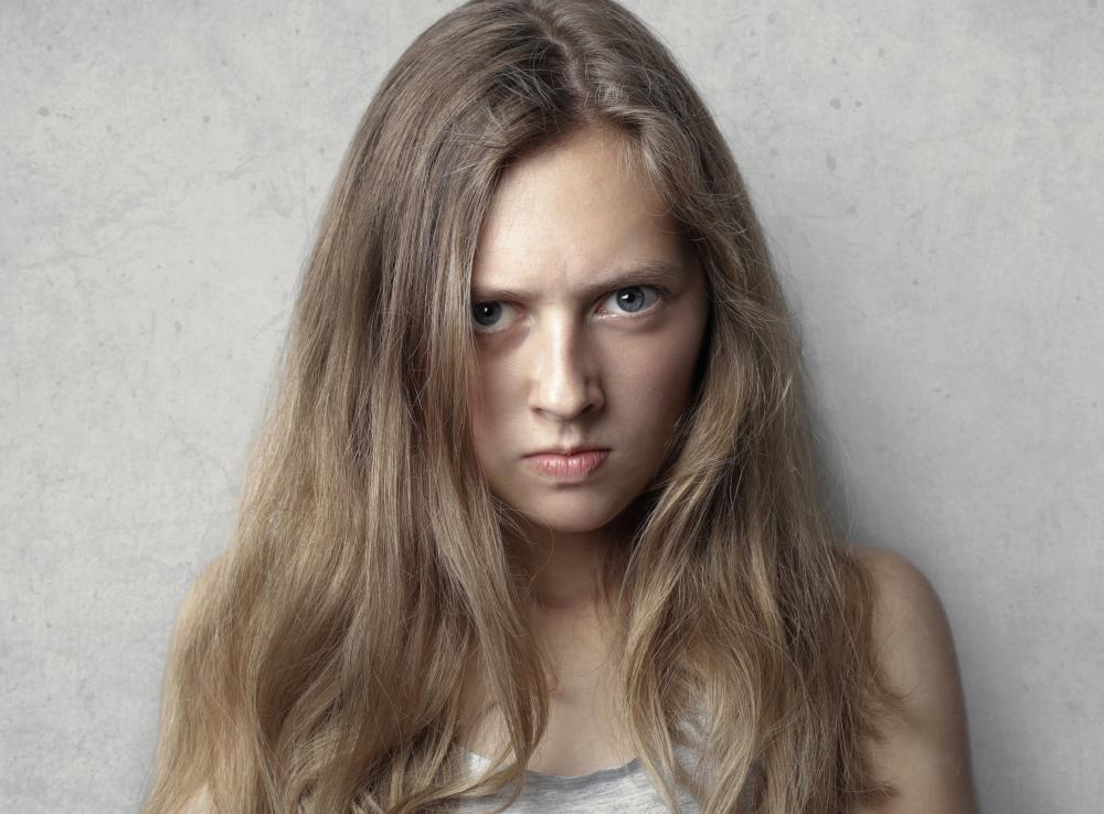 Люди с недовольным выражением лица кажутся окружающим представителями низшего класса