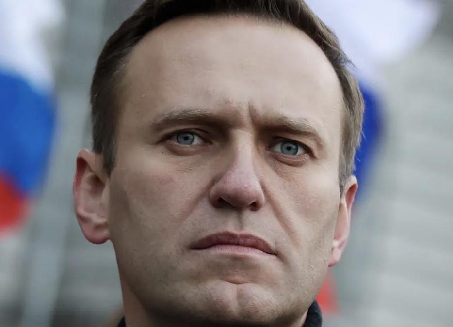 Три с половиной года в колонии общего режима: Навальному вынесли приговор