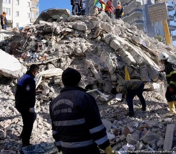 Число жертв землетрясения в Турции превысило 16 500 человек
