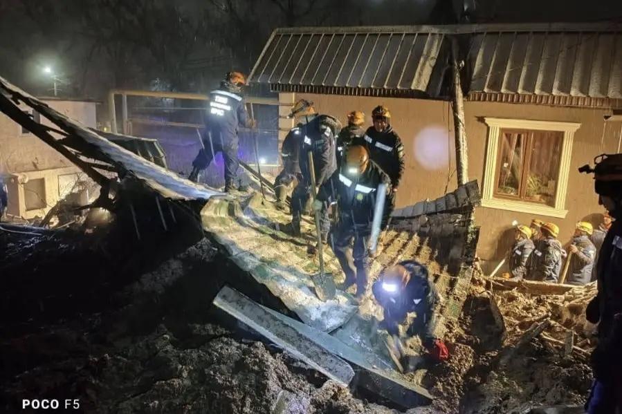 Слой почвы сошел на жилые дома в Алматы: спасатели ведут поиски людей