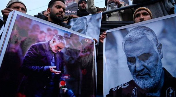 В Иране тысячи человек вышли на митинг после убийства генерала Сулеймани - видео