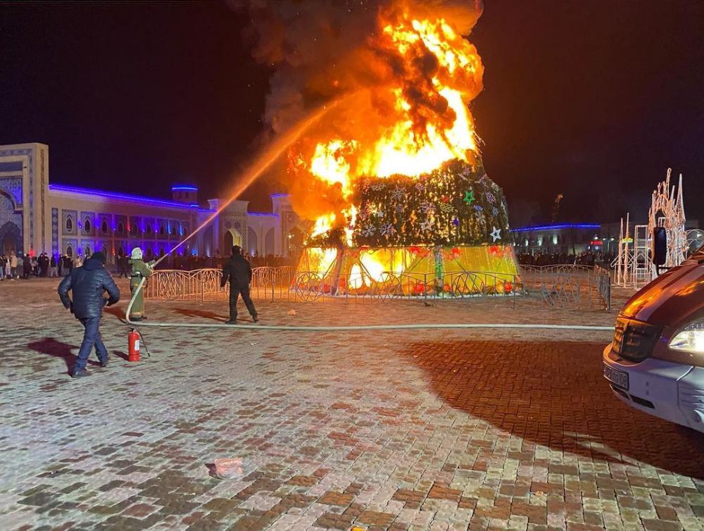 В Таразе сгорела новогодняя ёлка