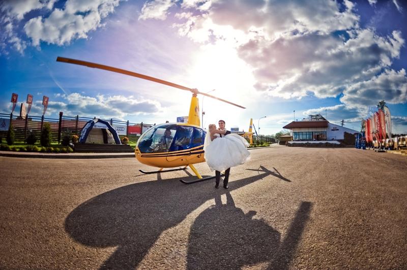 ВИДЕО: В Казахстане наказали пилота вертолета, который привез молодоженов к ресторану
