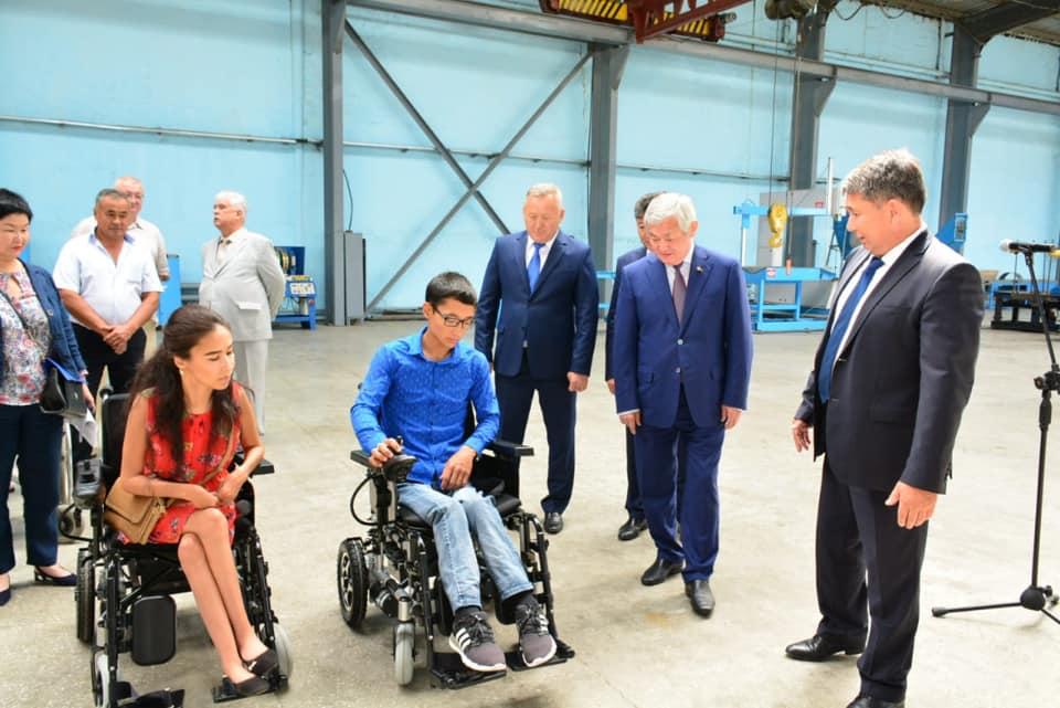 Бердибек Сапарбаев предложил оборонному заводу наладить выпуск электроколясок для инвалидов
