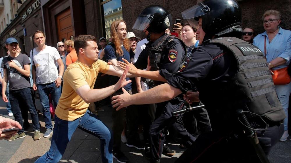 В Москве на несанкционированной акции задержали более тысячи человек