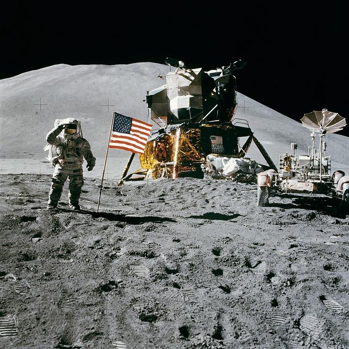 Битва за Луну: «Роскосмос» против миллиардеров из США