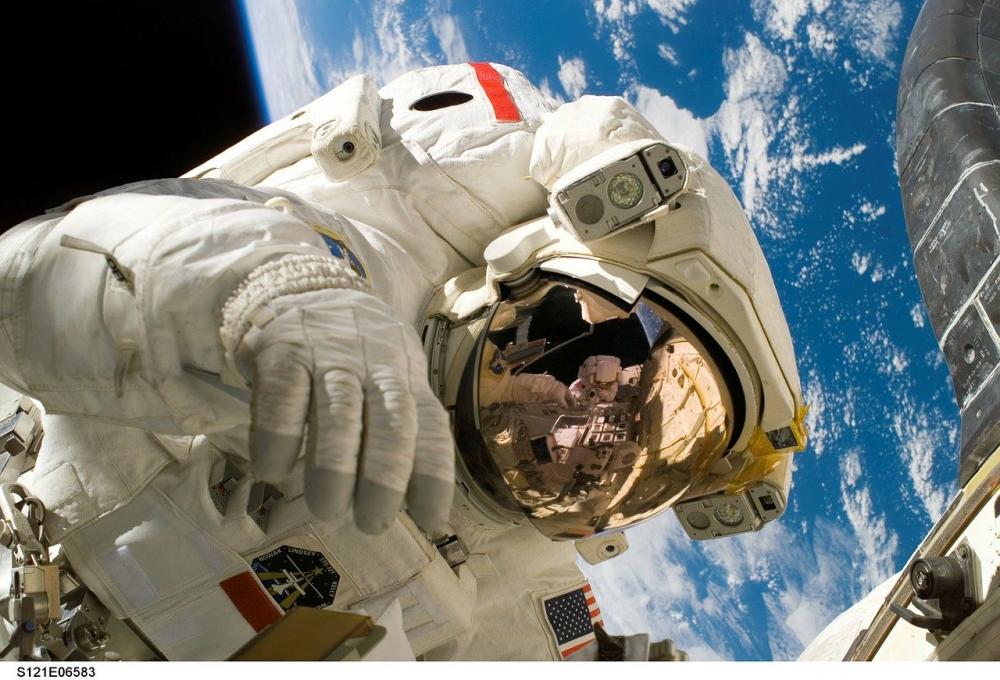 NASA выпустит туалетную воду с ароматом космоса