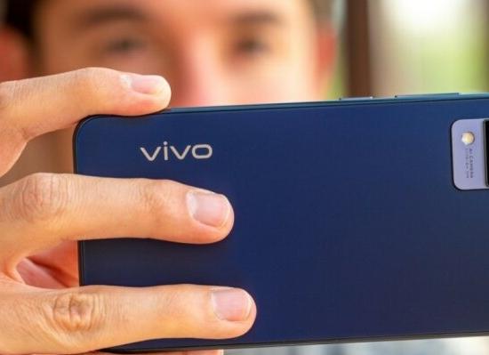 Vivo запатентовала смартфон со встроенным селфи-дроном