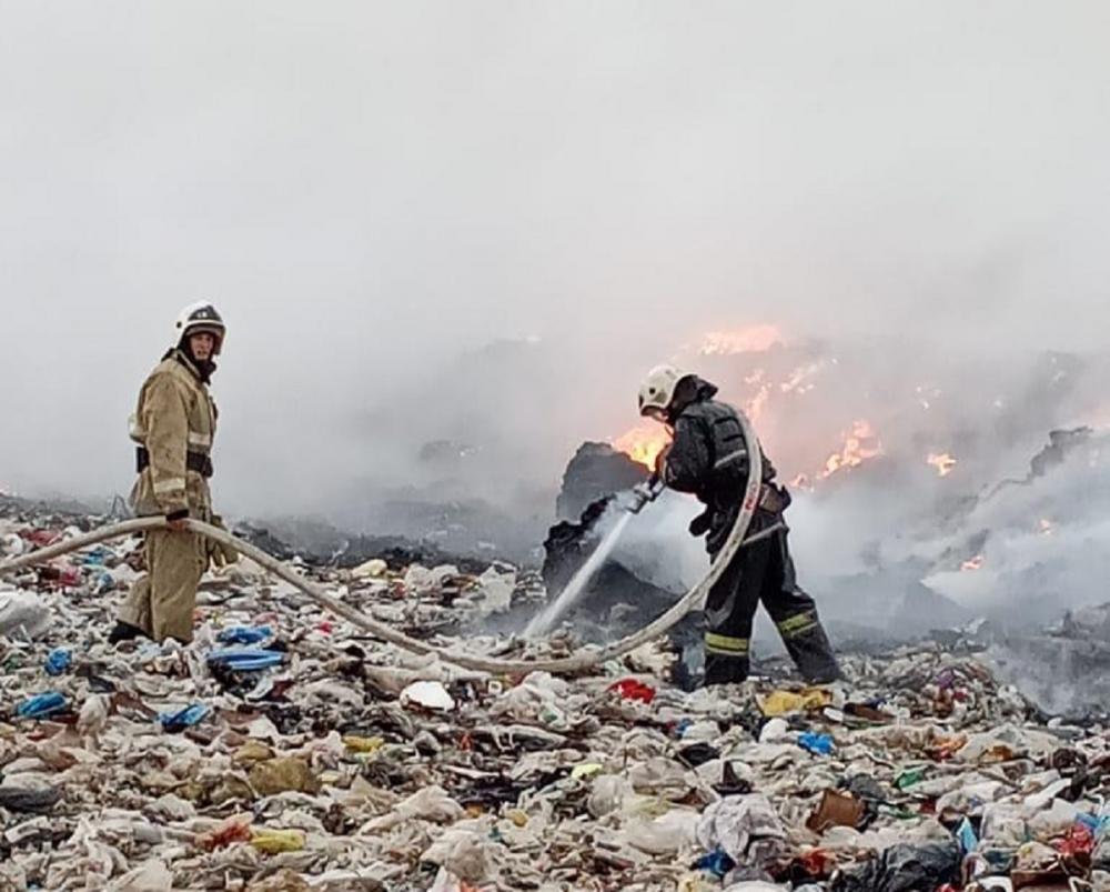 Пожар на мусорном полигоне в Алматинской области. К тушению подключили вертолет