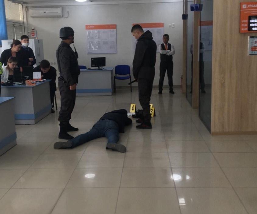 Грабитель с муляжом бомбы пытался ограбить банк в Шымкенте