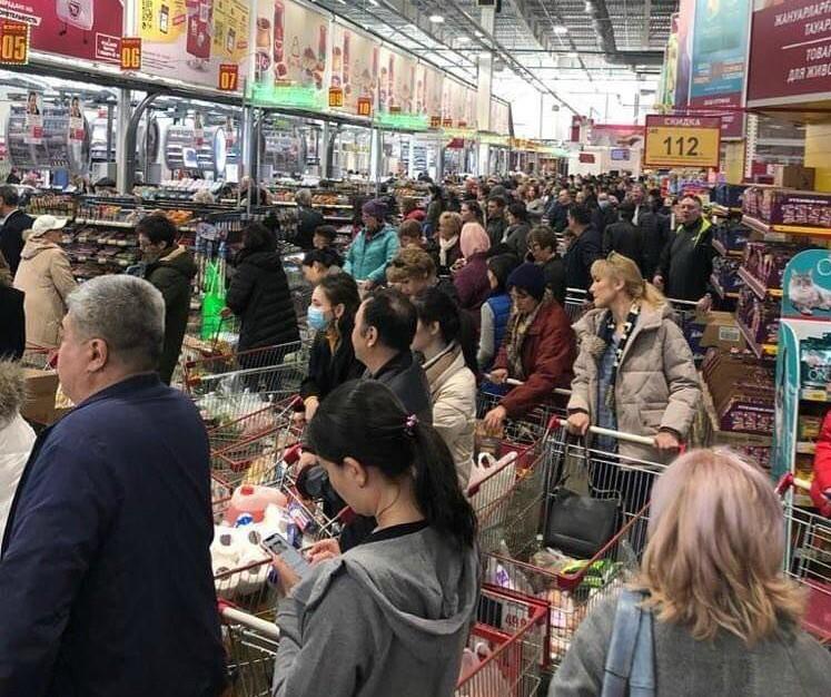 Паника в Казахстане - люди массово скупают продукты питания