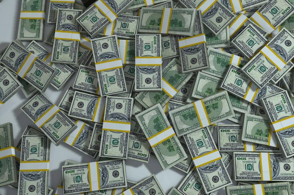 В обменниках Казахстана доллар подорожал почти до 400 тенге