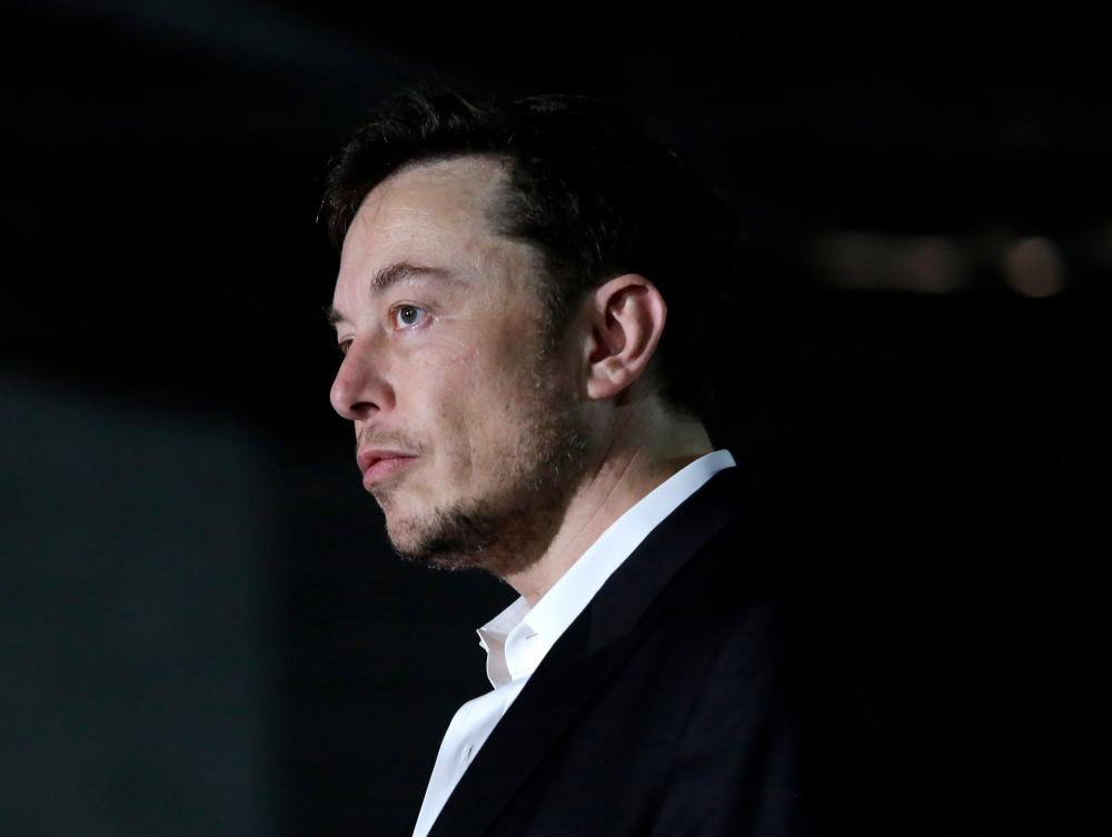 Инвестор Tesla подал в суд на Илона Маска