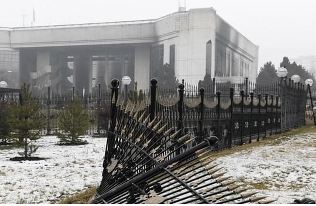 Токаев поручил снести здание резиденции президента в Алматы