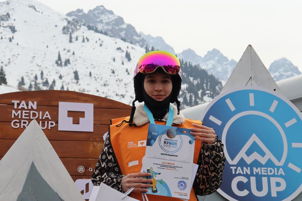 «Цветы жизни, гордость спорта» - этап горнолыжного кубка Tan Media Cup для юниоров-сноубордистов прошел с блеском
