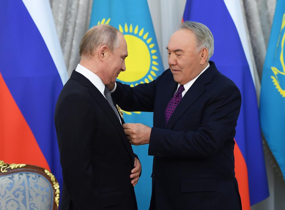 Елбасы наградил Путина орденом Нурсултана Назарбаева