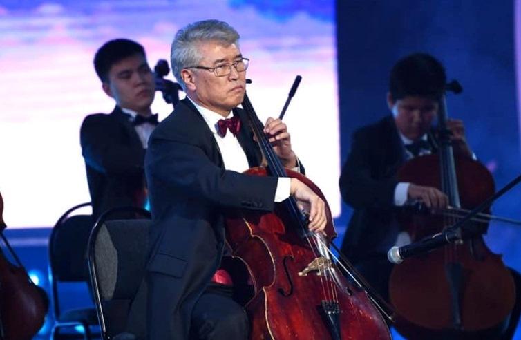 Маэстро министр:  Арыстанбек Мухамедиулы сыграл на виолончели для высоких гостей