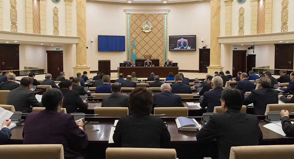 Назарбаев будет посещать сенат