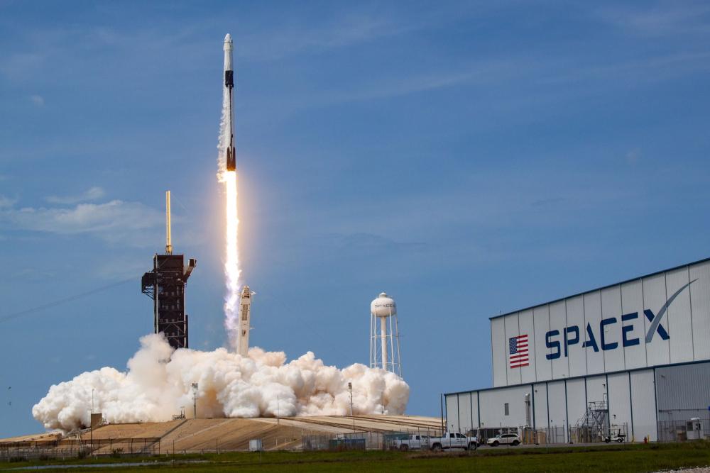 SpaceX Илона Маска провела первый в истории частный пилотируемый запуск в космос
