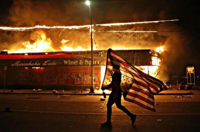 В США продолжаются протесты после гибели афроамериканца при задержании — марши и беспорядки охватили всю страну