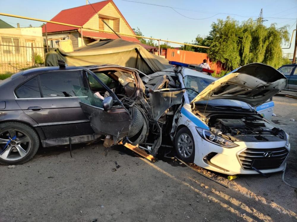 Пьяный водитель протаранил блокпост:двое полицейских скончались в Алматы
