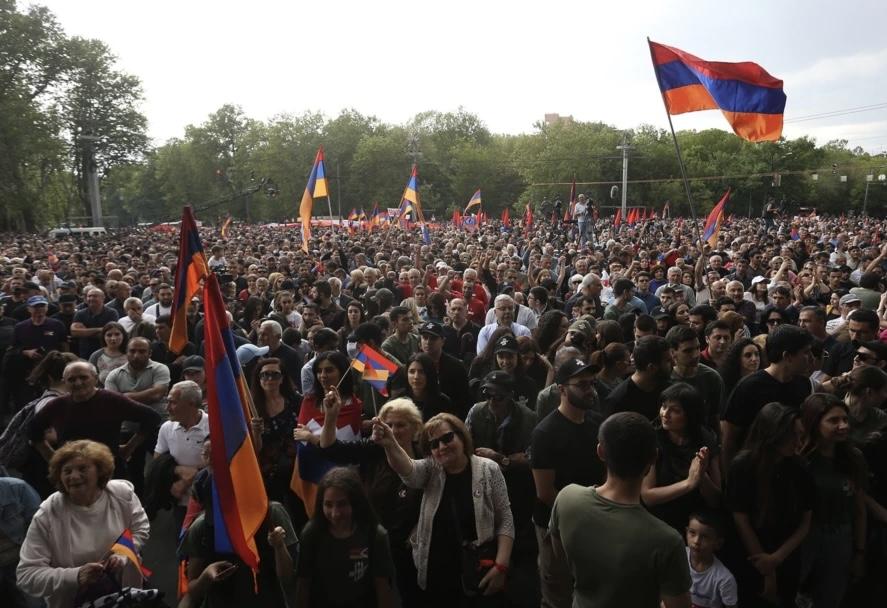 Многотысячный митинг оппозиции начался в Ереване
