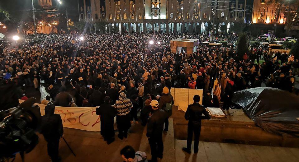 Грузия снова протестует после провала поправок в Конституцию