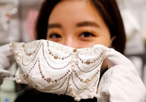 В Японии продаются маски за миллион иен