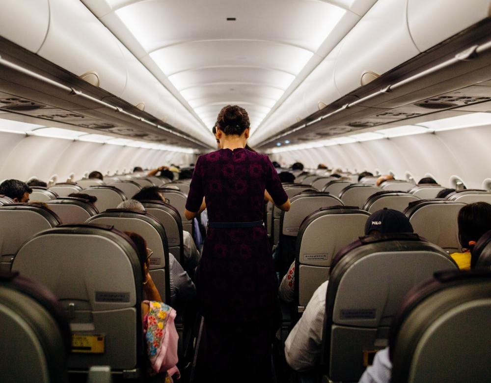 Мини-юбки, повязки и улыбка. История стюардесс