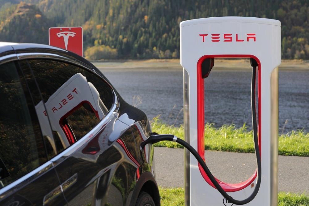 Tesla впервые открыла десять зарядных станций для электромобилей других марок