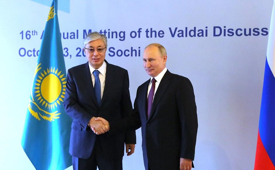 Путин отметил успешное развитие отношений России и Казахстана