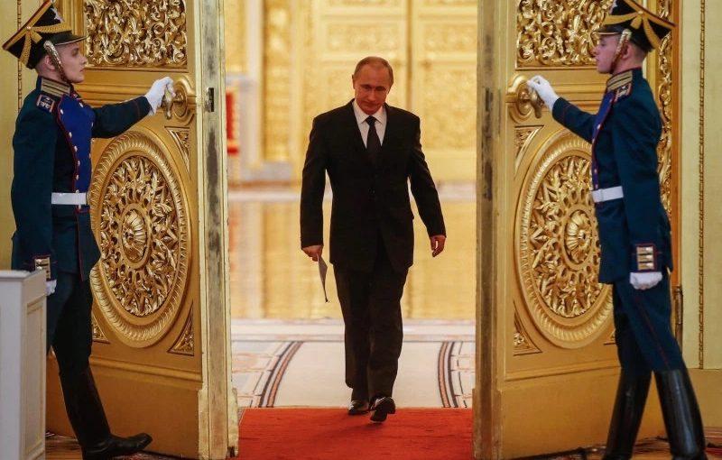 Владимир Путин повысил себе зарплату в день рождения