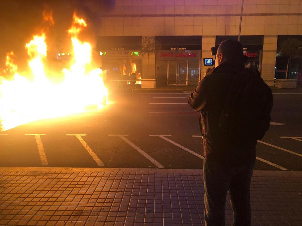 Огонь, вода и резиновые пули. Журналист Жанат Эрнст освещала события в Барселоне и поделилась впечатлениями