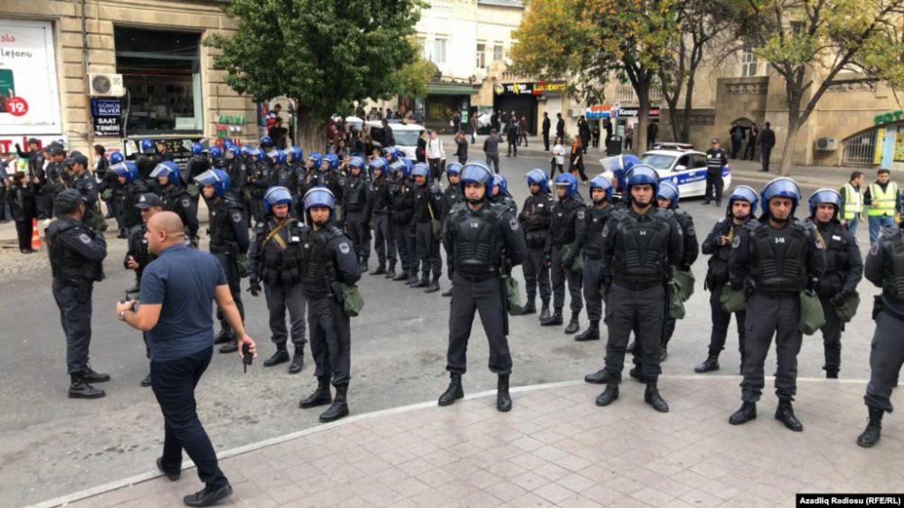 Протесты оппозиции в Баку: в городе отключили мобильную связь, десятки человек задержаны