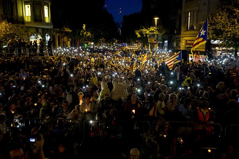 Барселона бушует: протесты, столкновения, забастовка - фото
