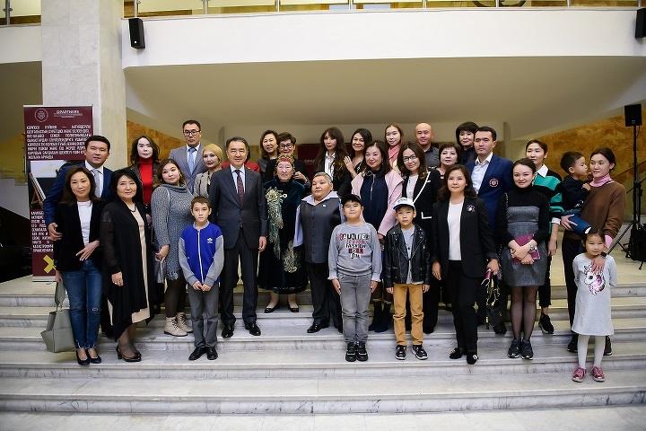 Руководители компании DPartners Даут Шайхисламов и Дана Орманбаева организовали выставку Карипбека Куюкова в Алматы