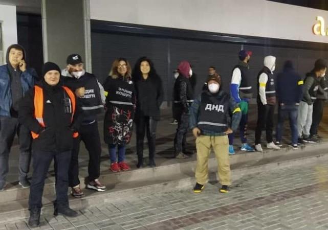 Беспорядки в Бишкеке: Дружинники обеспечивают общественный правопорядок