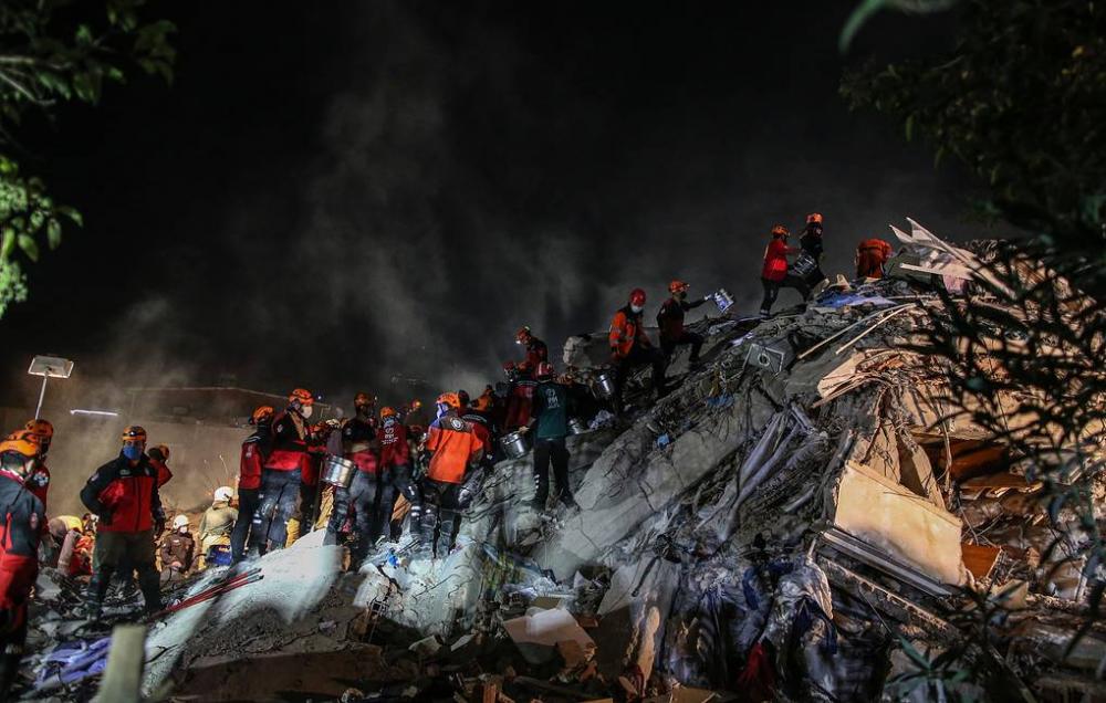 Число жертв землетрясения в Измире возросло до 25