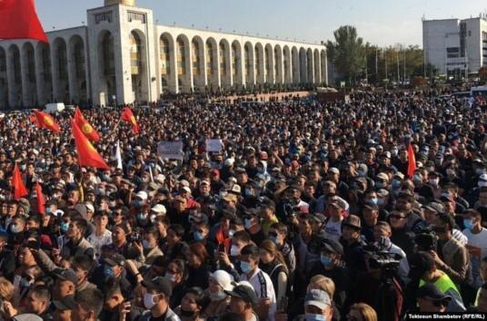 Митинг в Бишкеке: протестующие требуют признать выборы несостоявшимися