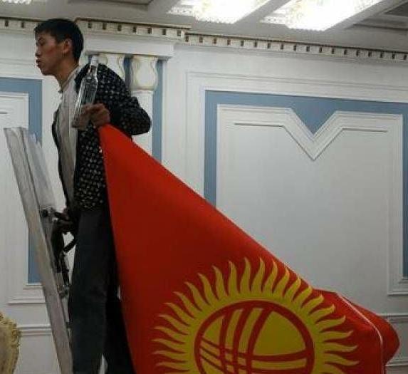 Митинг в Кыргызстане: Атамбаев освобожден протестующими